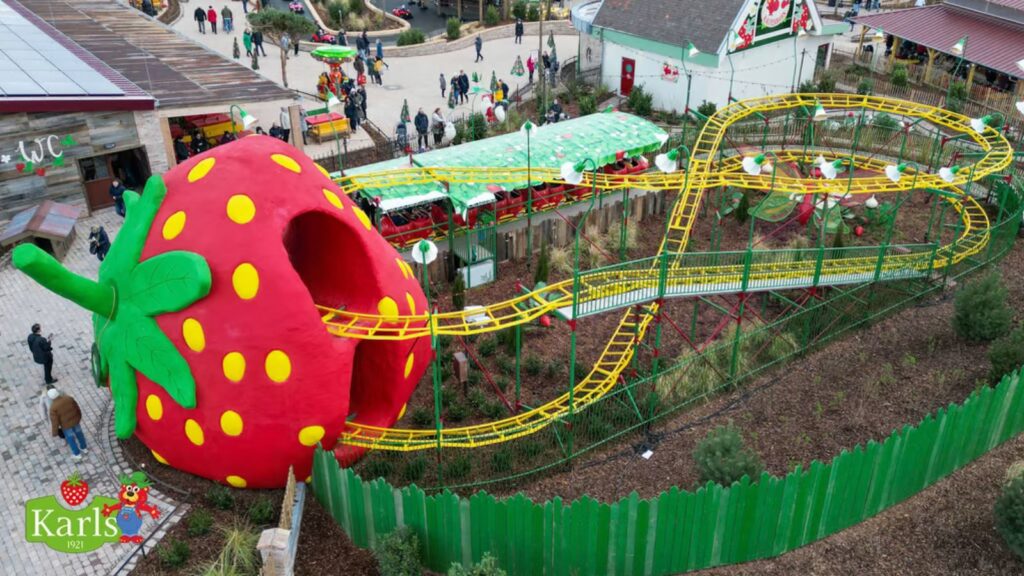 Am 23. März 2024 eröffnete in Döbeln Sachsens erstes Karls Erlebnis-Dorf. Der Freizeitpark verbindet Spiel, Genuss und Unterhaltung zu einem abwechslungsreichen Ausflugsziel für die ganze Familie. Große und kleine Gäste erwarten zahlreiche Attraktionen wie Traktor- und Raupenbahn, kreative Fahrgeschäfte rund um Schokolade, Holzkugelbahnen, Spielplätze mit echten Baufahrzeugen, Hüpfkissen, ein Indoor-Spielbereich sowie Kreativwerkstätten und Manufakturen. Ergänzt wird das Erlebnis durch einen vielfältigen Markt mit regionalen Produkten. Bereits seit Oktober 2021 lädt außerdem der Karls Manufakturen-Markt auf dem Döbelner Obermarkt zum Stöbern und Genießen ein. Weitere Informationen findet ihr unter: www.karls.de/doebeln